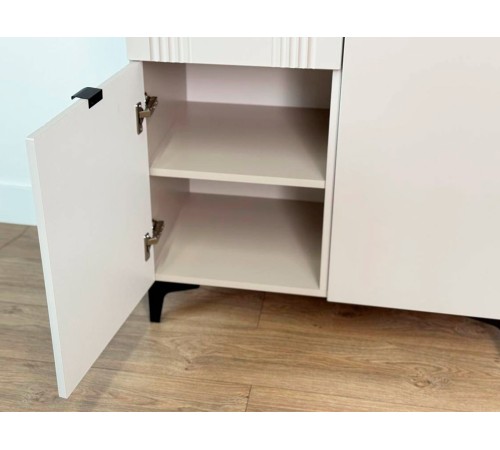 Комод 1 ящ 2 дв Рич, кашемир/фрапучино матовый/черный